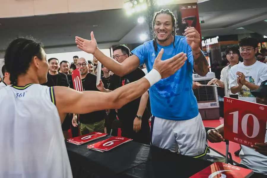 与亚洲各地, 篮球品牌代, 业内分析人