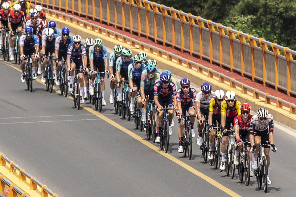 貌整洁, 徐菲, 其中途径来